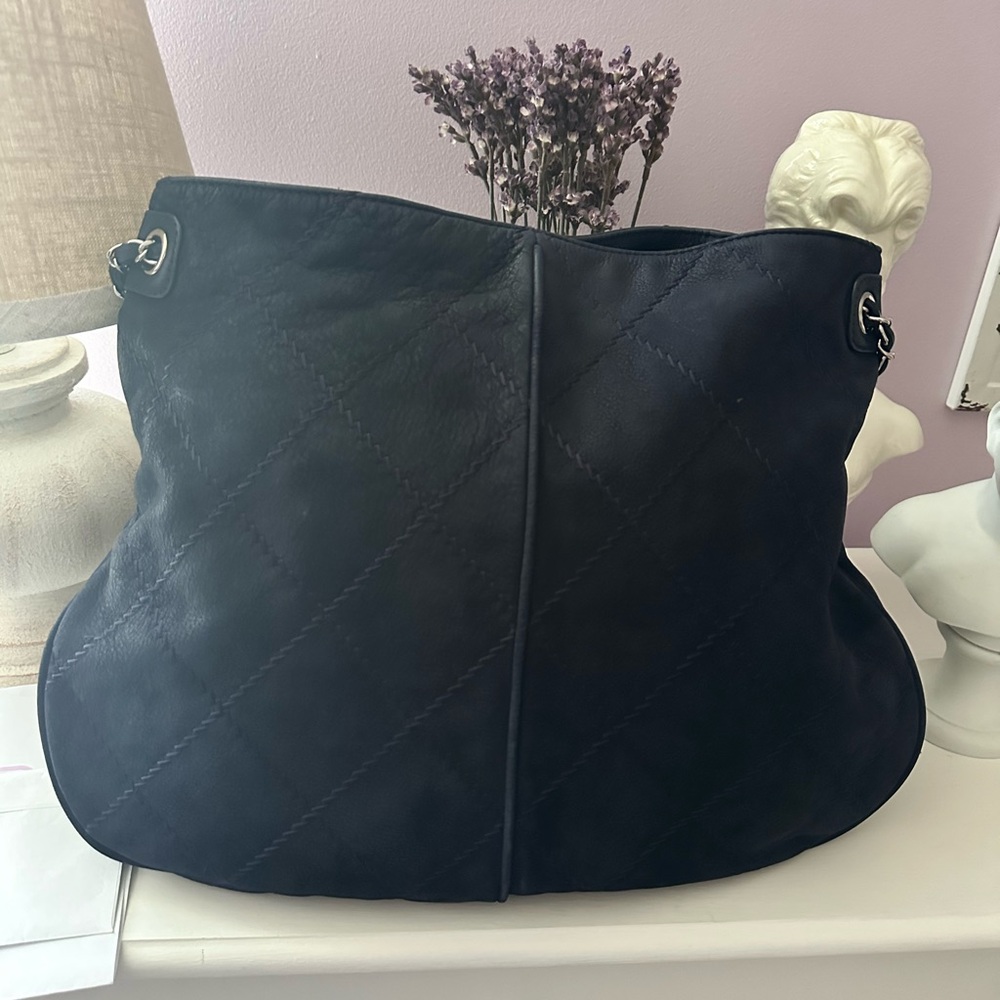 CHANEL Navy Blue Shoulder Bag with Iconic Chain Strap - Picture 7 of 16